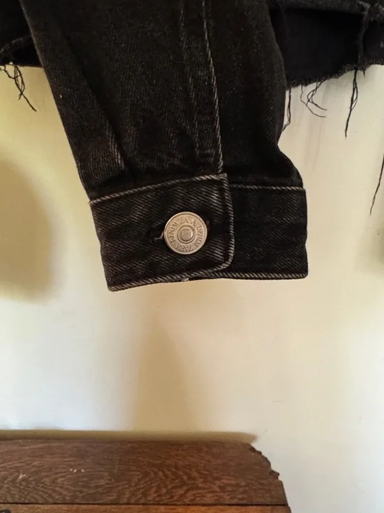 Zara Black Cropped Denim Jacket with Frayed Hem - Picture 9 of 9